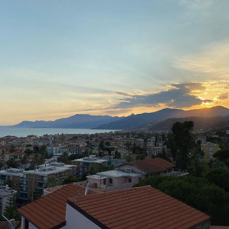 Casa Petra - Appartamento Vista Mare Citta Vecchia Bordighera Luaran gambar